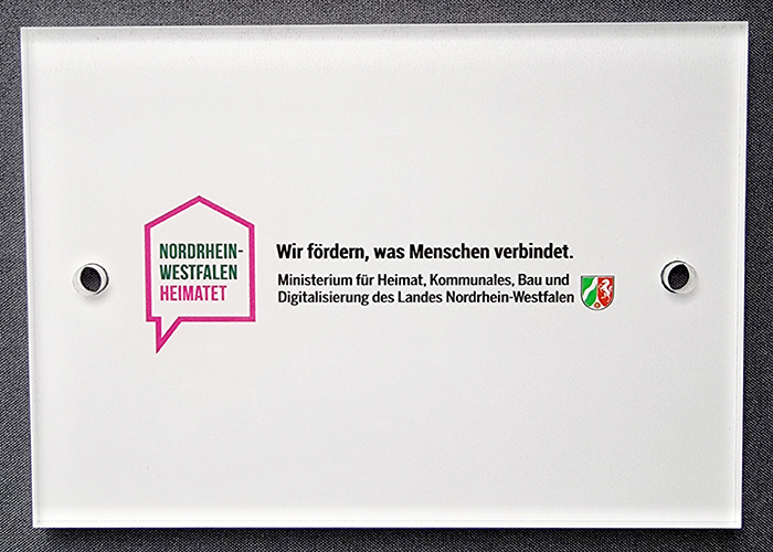 Schild aus Acrylglas, bedruckt mit gefrästen Kanten