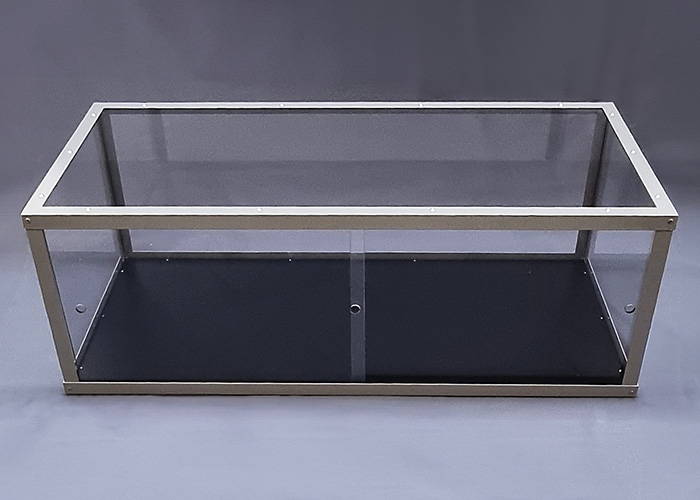 Vitrine mit Aluminiumrahmen und Exolon® Scheiben.